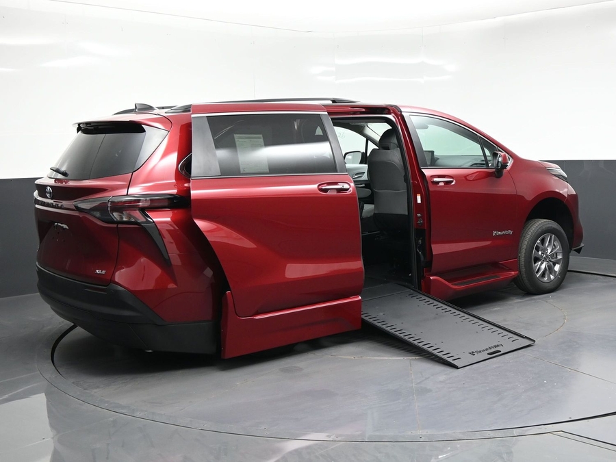 New 2026 Toyota Sienna Hybrid XLE Base - BraunAbility Side Entry In Floor Automatic Ramp