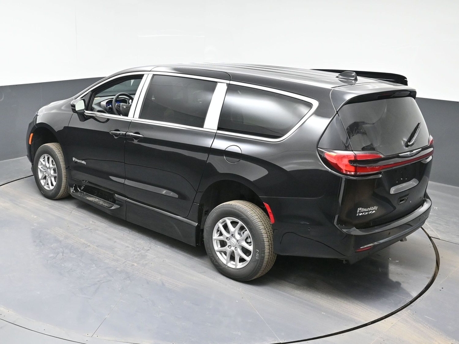 Black Chrysler Pacifica image number 24