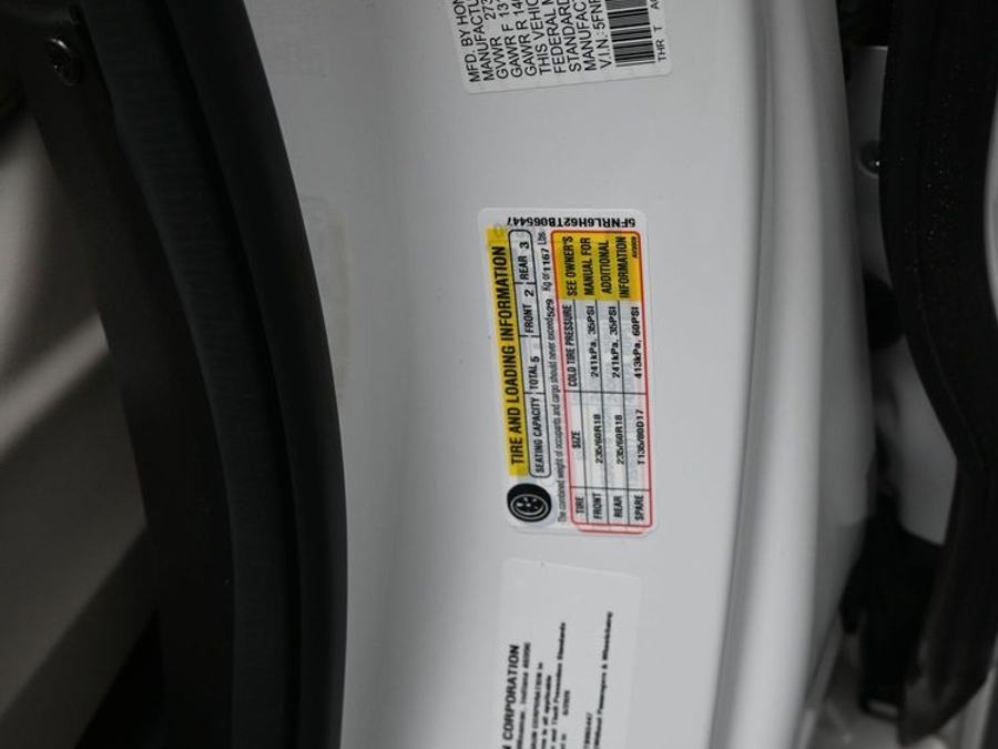 White Honda Odyssey image number 9
