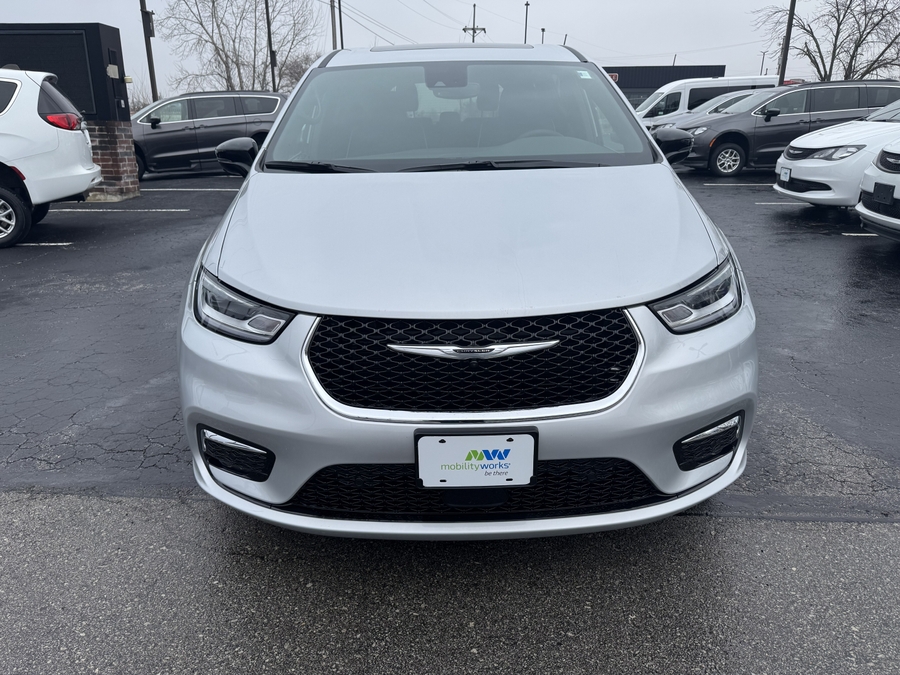 Silver Chrysler Pacifica image number 19