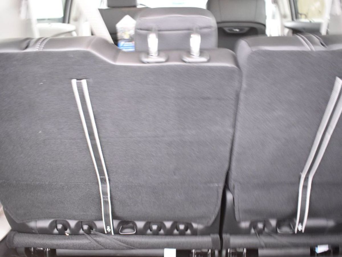 Silver Chrysler Pacifica image number 7