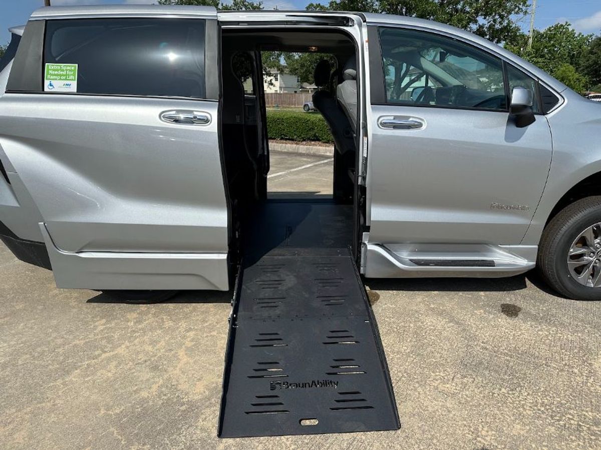 Silver Toyota Sienna image number 15