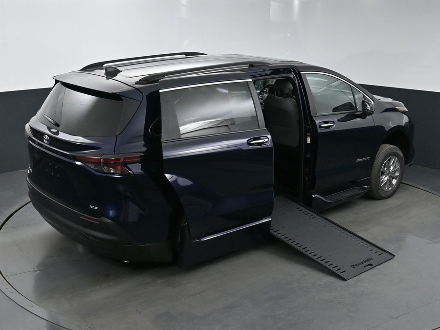 New 2025 Toyota Sienna Hybrid XLE Plus - BraunAbility Side Entry Entry In Floor Automatic Ramp