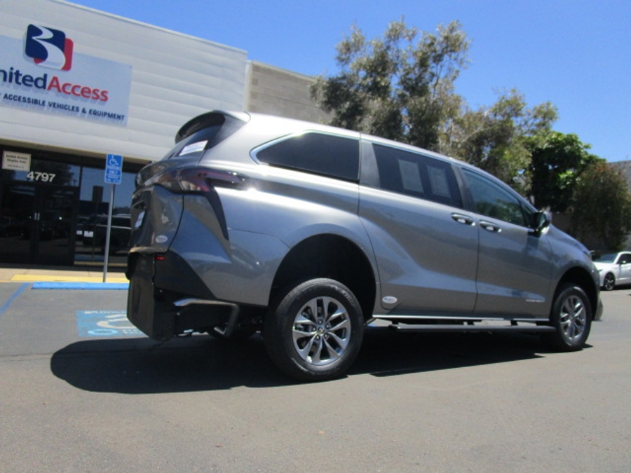 New 2026 Toyota Sienna Hybrid LE - Vantage Mobility Commercial Rear Entry Entry Fold Out Manual Ramp