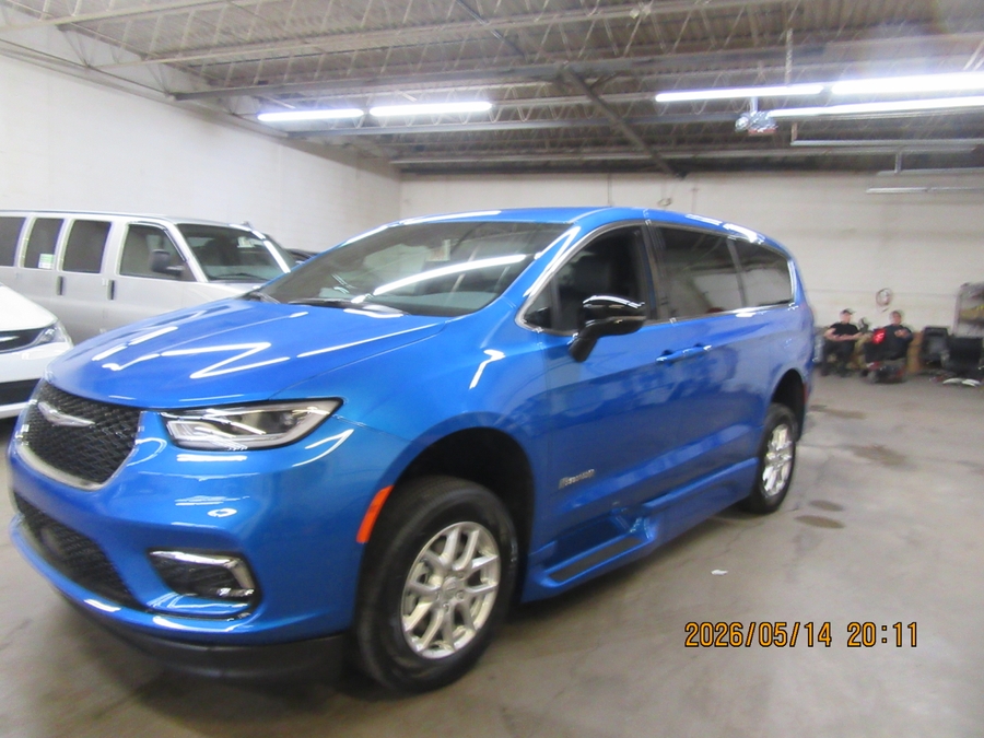 Blue Chrysler Pacifica image number 31