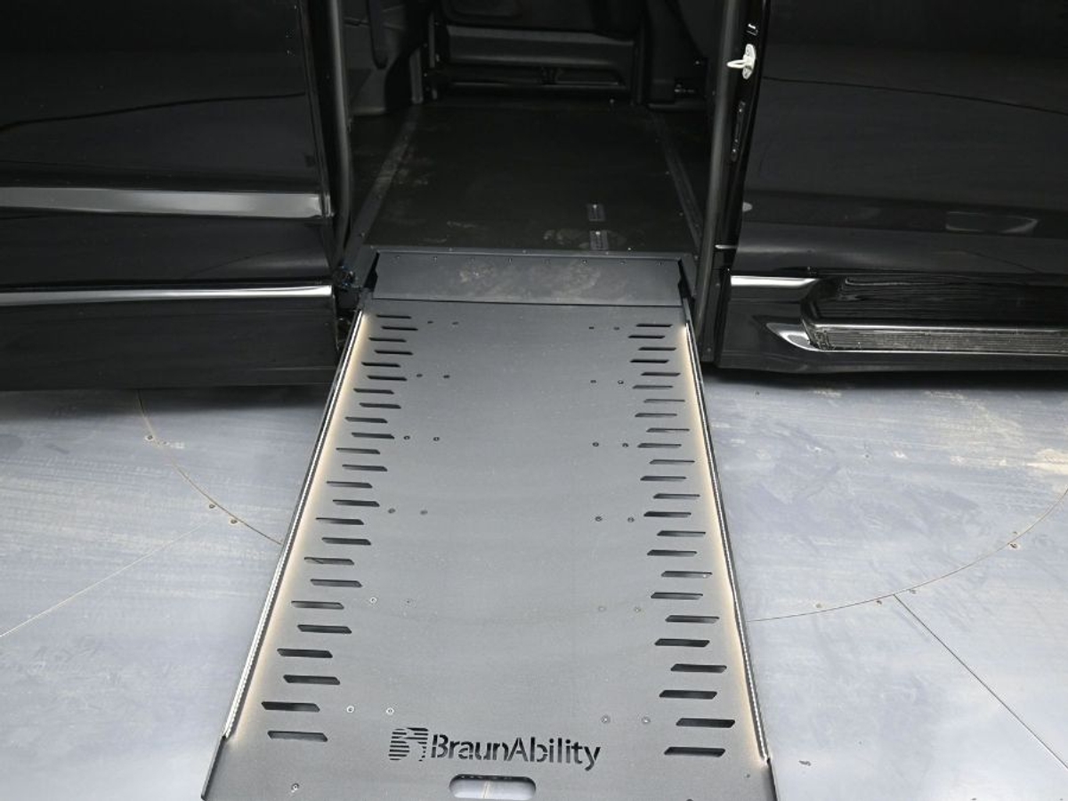 Black Chrysler Pacifica image number 10