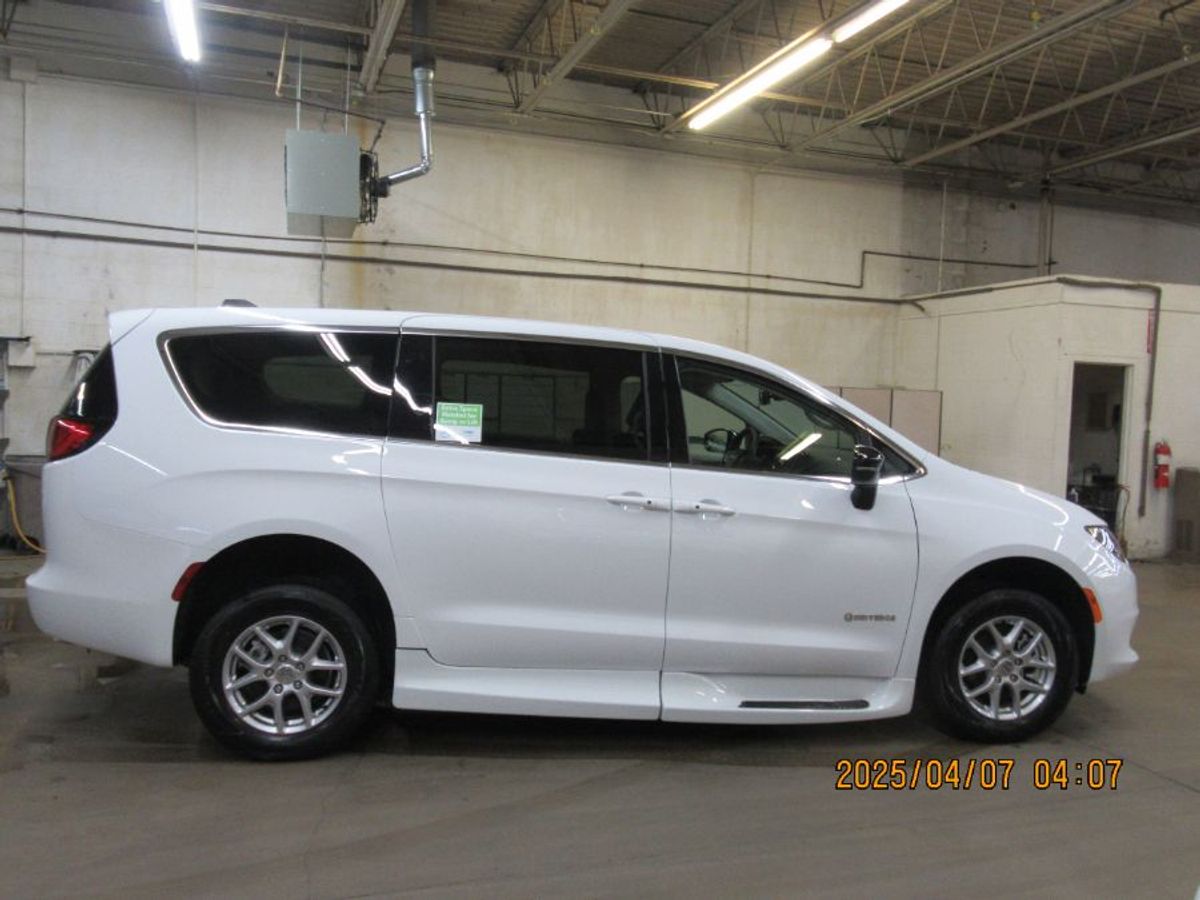 White Chrysler Voyager image number 13