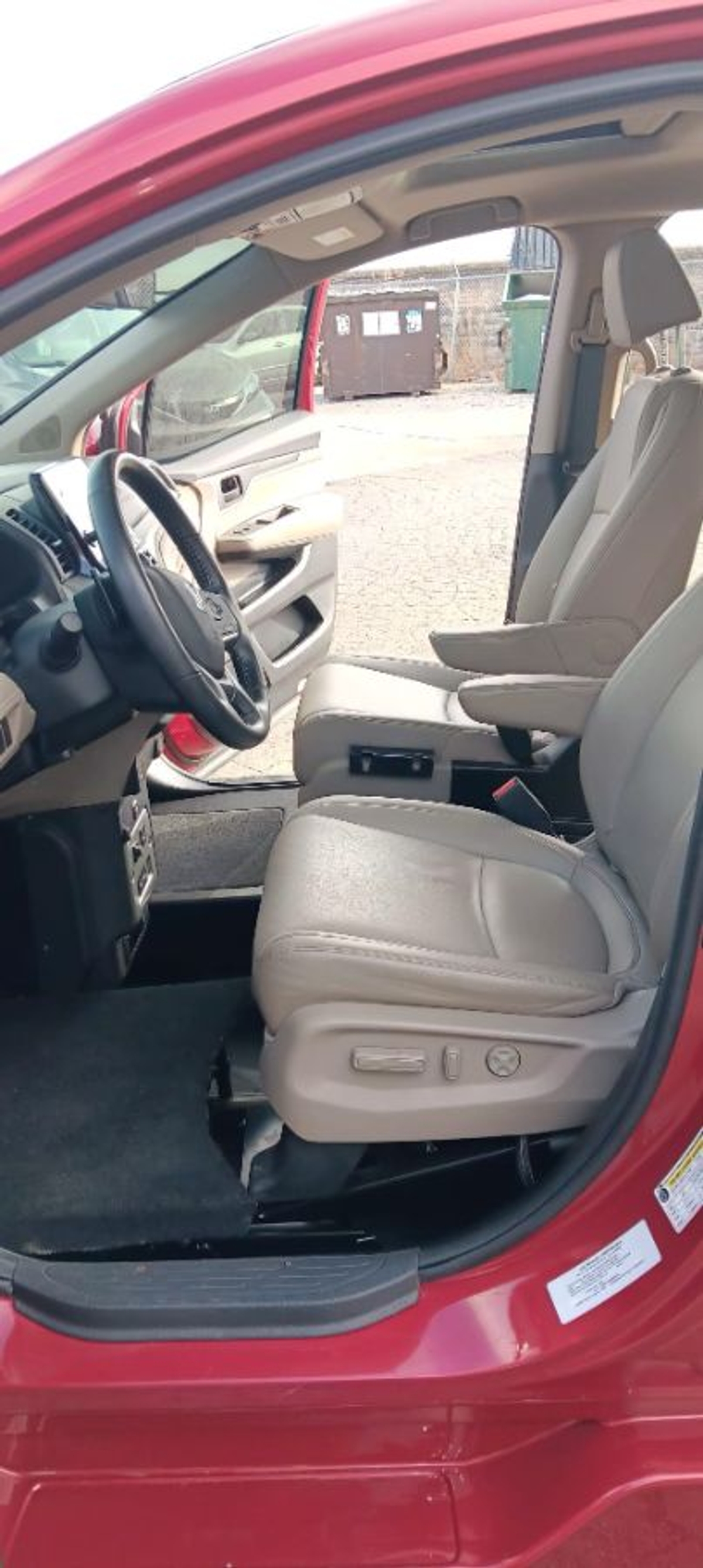 Red Honda Odyssey image number 9