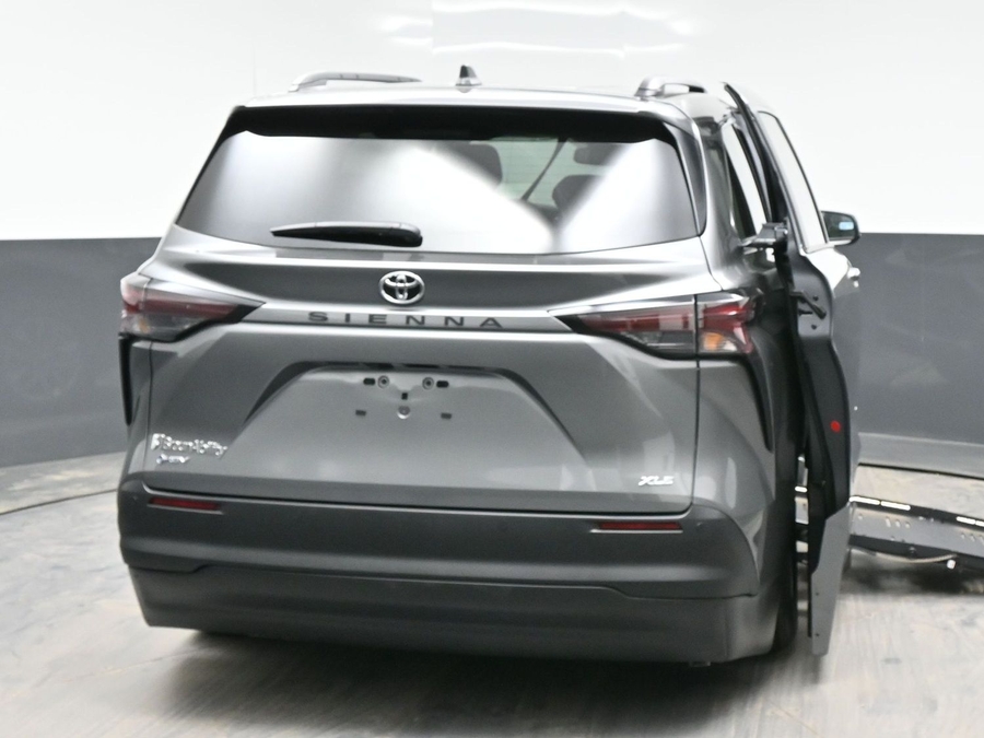 Grey Toyota Sienna image number 5