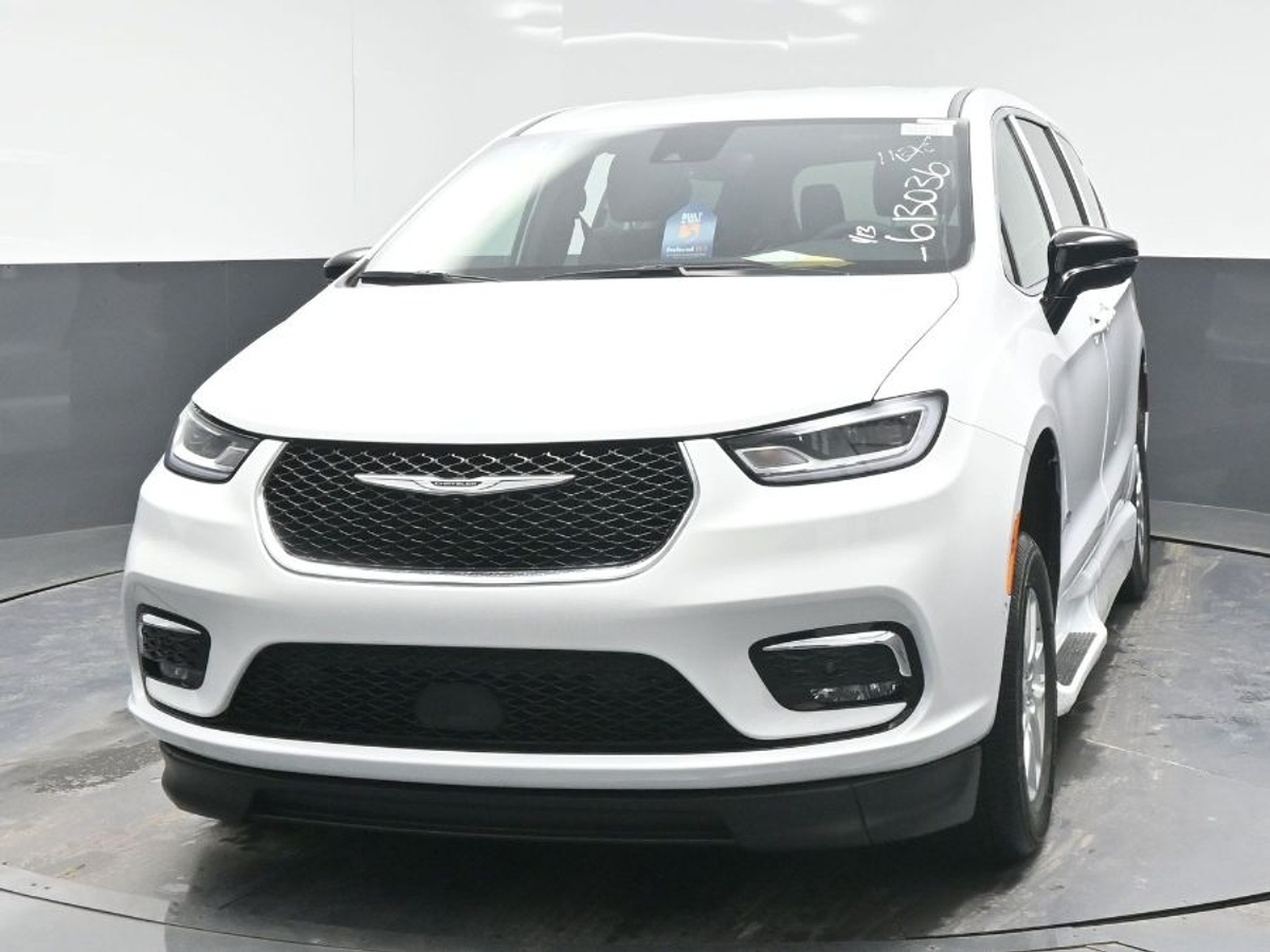 White Chrysler Pacifica image number 1