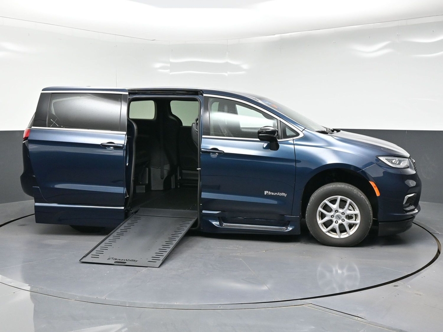 Used 2025 Chrysler Pacifica Select - BraunAbility Side Entry In Floor Automatic Ramp