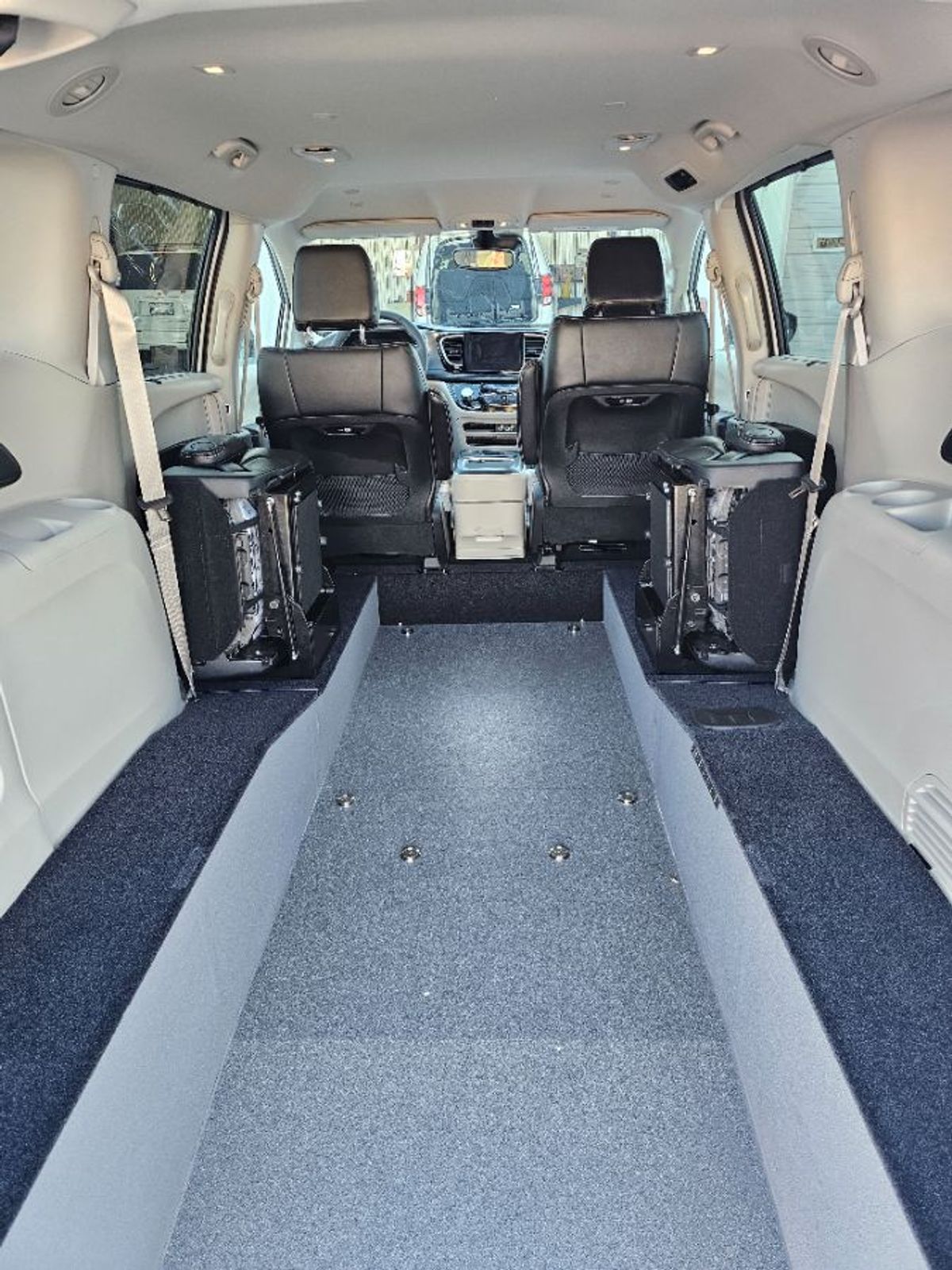 Silver Chrysler Pacifica image number 7