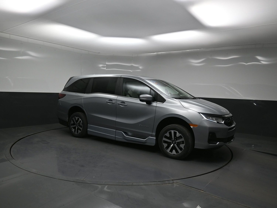 Silver Honda Odyssey image number 14