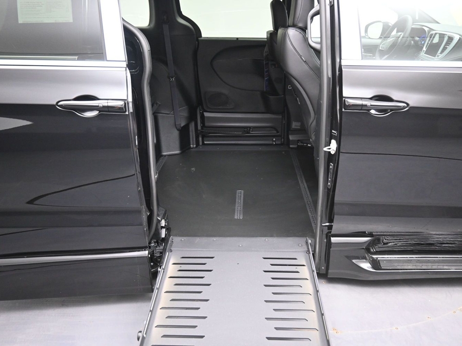 Black Chrysler Pacifica image number 10