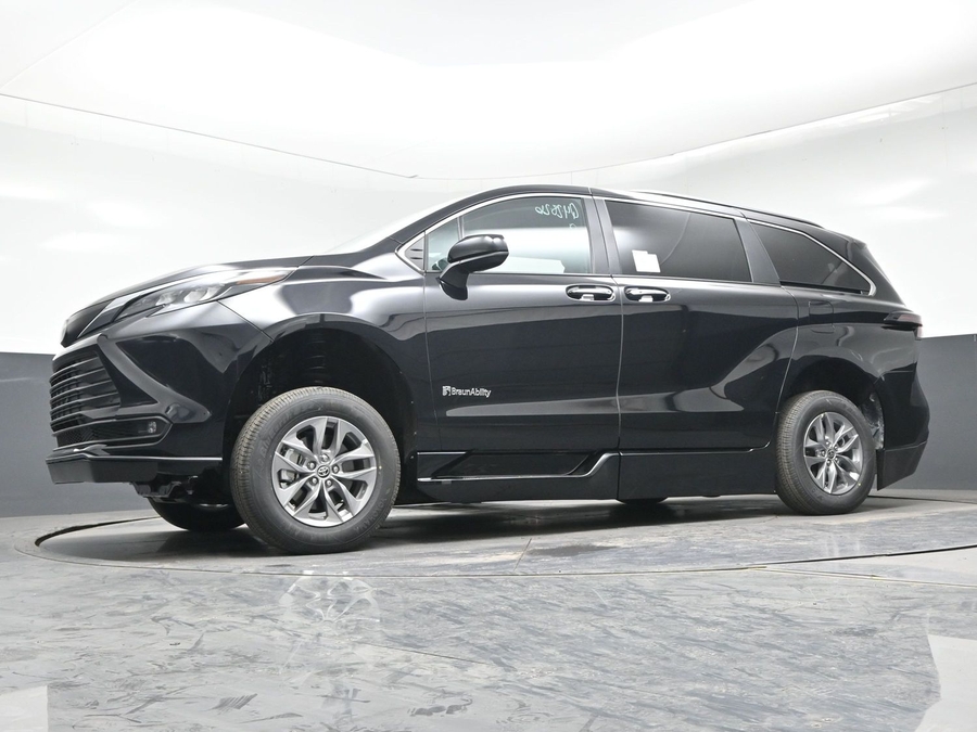 Black Toyota Sienna image number 16
