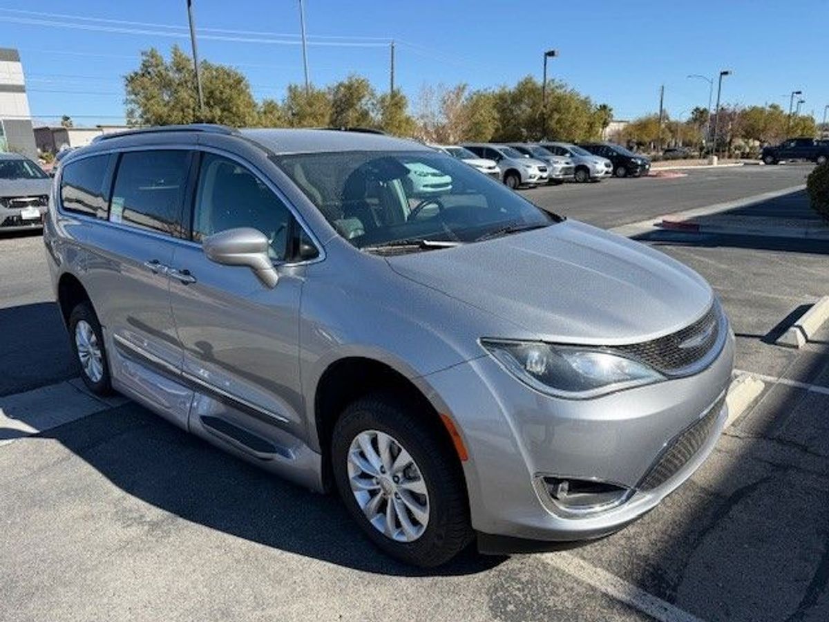 Silver Chrysler Pacifica image number 18