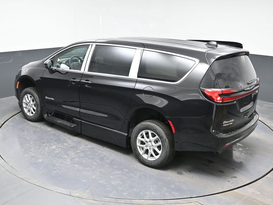 Black Chrysler Pacifica image number 22