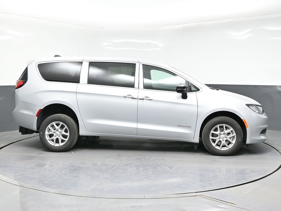 Silver Chrysler Voyager image number 7