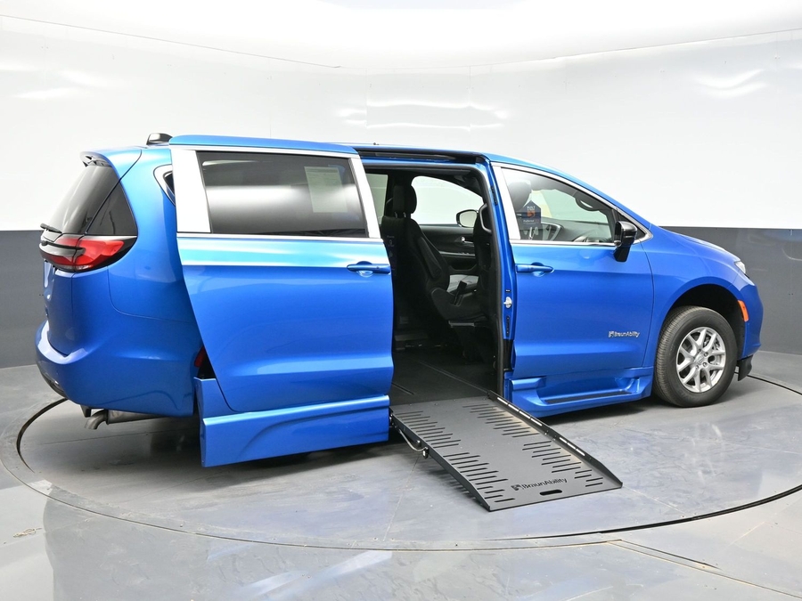 Blue Chrysler Pacifica image number 6