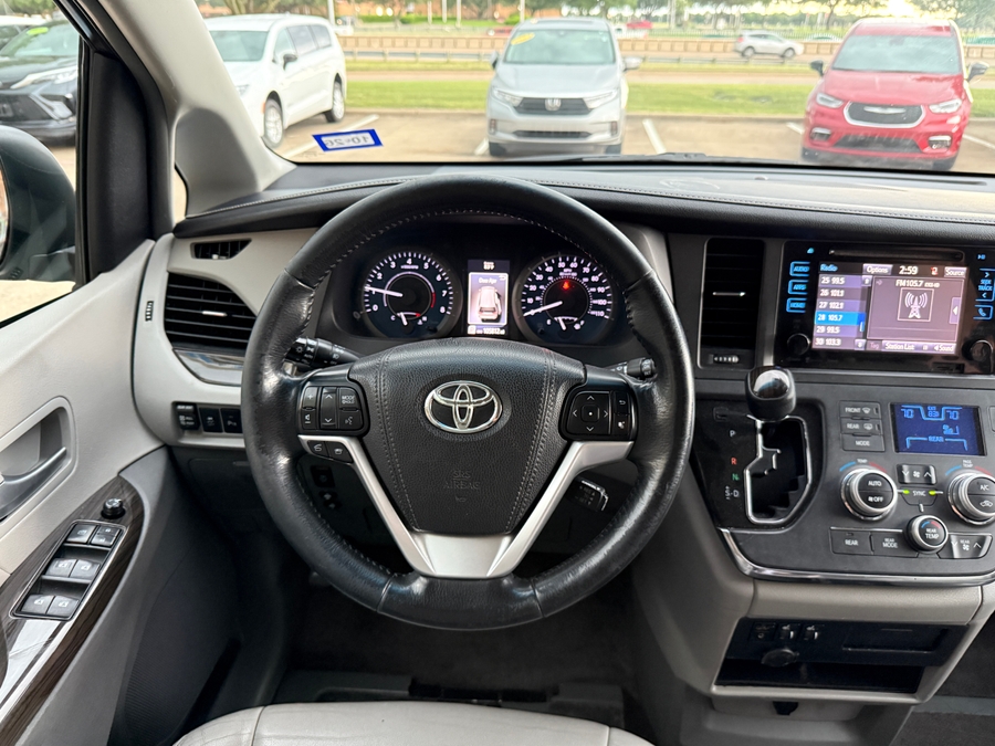 2017 Toyota Sienna XLE - Photo 10