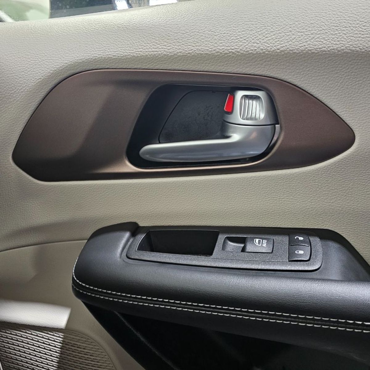 White Chrysler Voyager image number 17