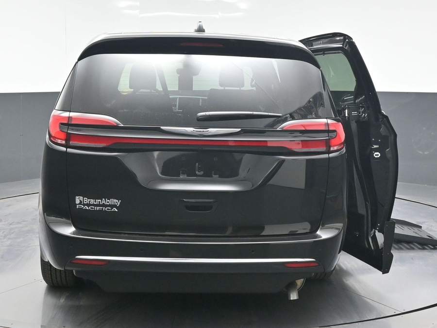 Black Chrysler Pacifica image number 9