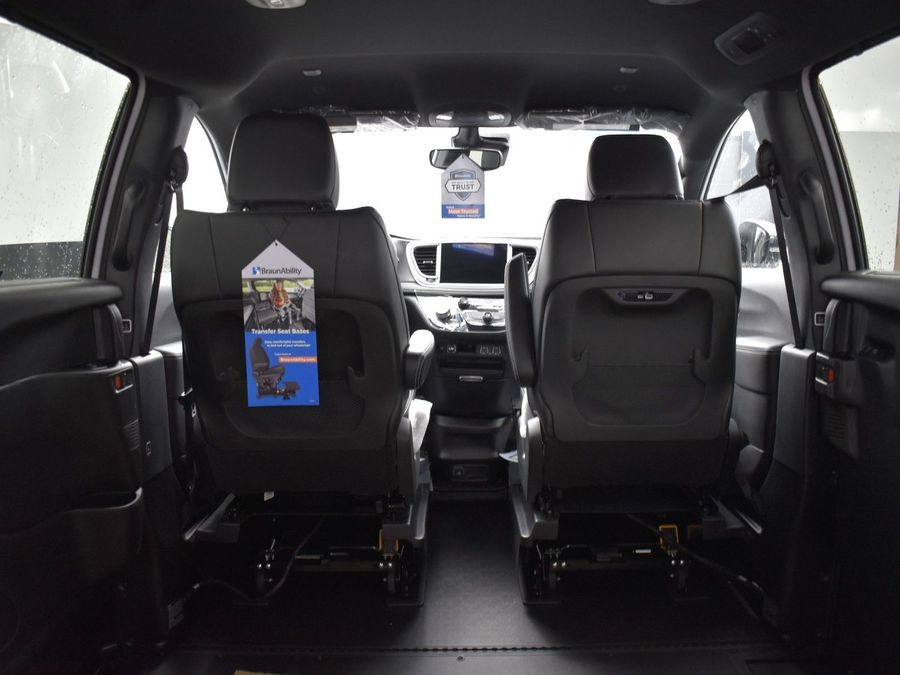 New 2025 Chrysler Pacifica Select Safety - BraunAbility Side Entry Entry In Floor Automatic Ramp