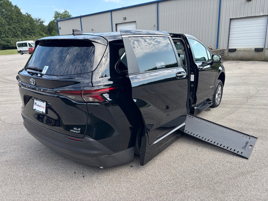 Used 2024 Toyota Sienna Hybrid XLE Plus - BraunAbility Side Entry In Floor Automatic Ramp