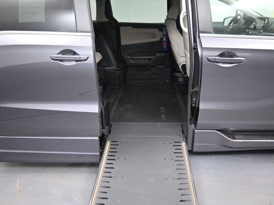 Grey Honda Odyssey image number 11