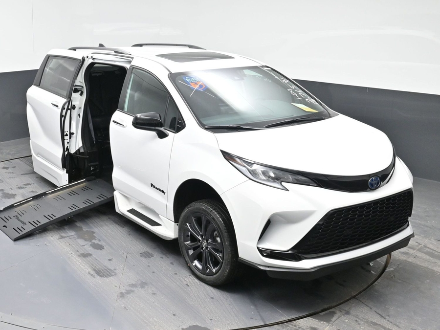 New 2025 Toyota Sienna Hybrid XSE Sport - BraunAbility Side Entry Entry Fold Out Automatic Ramp