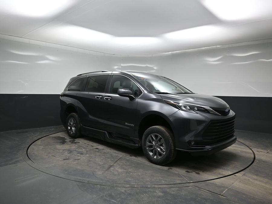 Grey Toyota Sienna image number 17