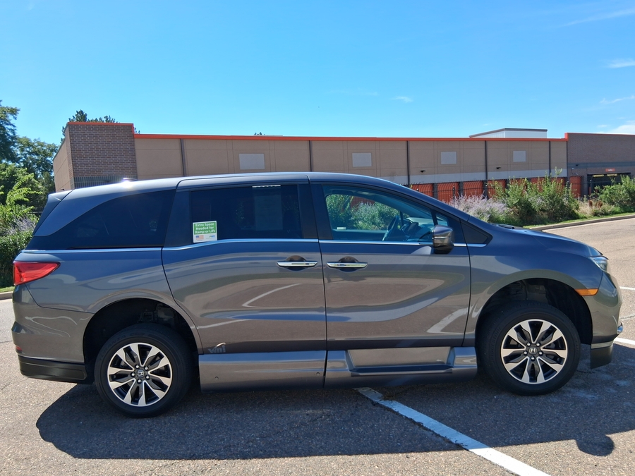 Grey Honda Odyssey image number 10