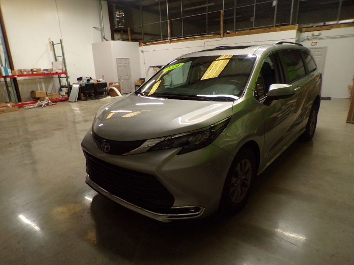 Silver Toyota Sienna image number 15