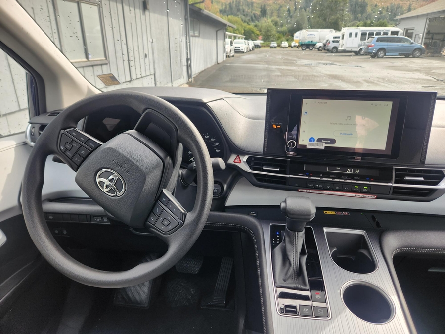 New 2026 Toyota Sienna Hybrid LE 8-Passenger - Vantage Mobility Rear Entry Fold Out Manual Ramp