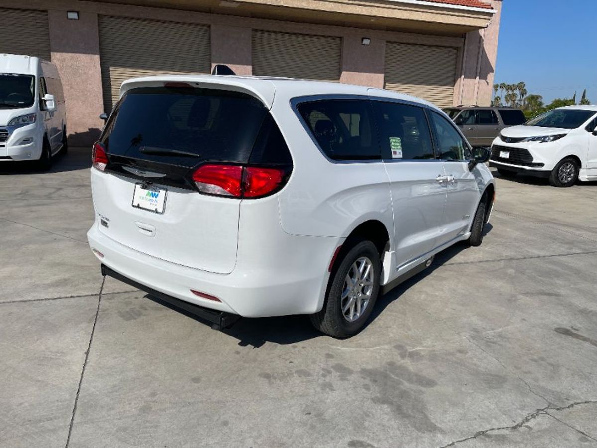 White Chrysler Voyager image number 12
