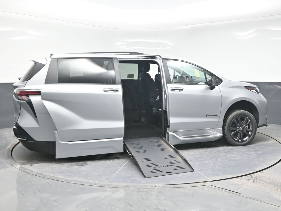 New 2025 Toyota Sienna Hybrid XSE Sport - BraunAbility Side Entry Entry Fold Out Automatic Ramp
