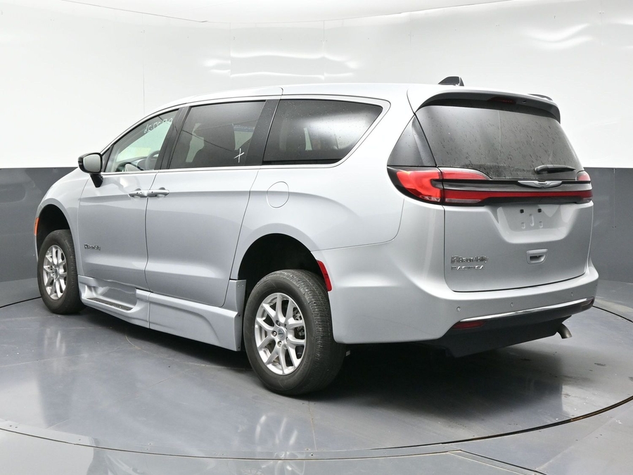 Silver Chrysler Pacifica image number 2