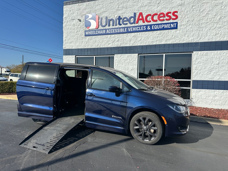 2020 Chrysler Pacifica Touring L's photo