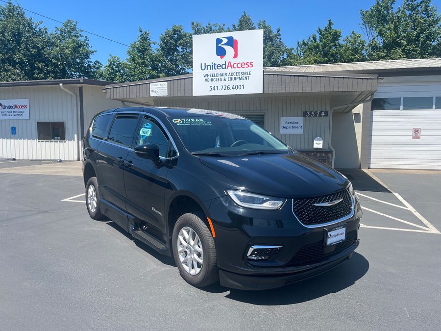 Used 2024 Chrysler Pacifica Touring L - BraunAbility Side Entry Entry Fold Out Automatic Ramp