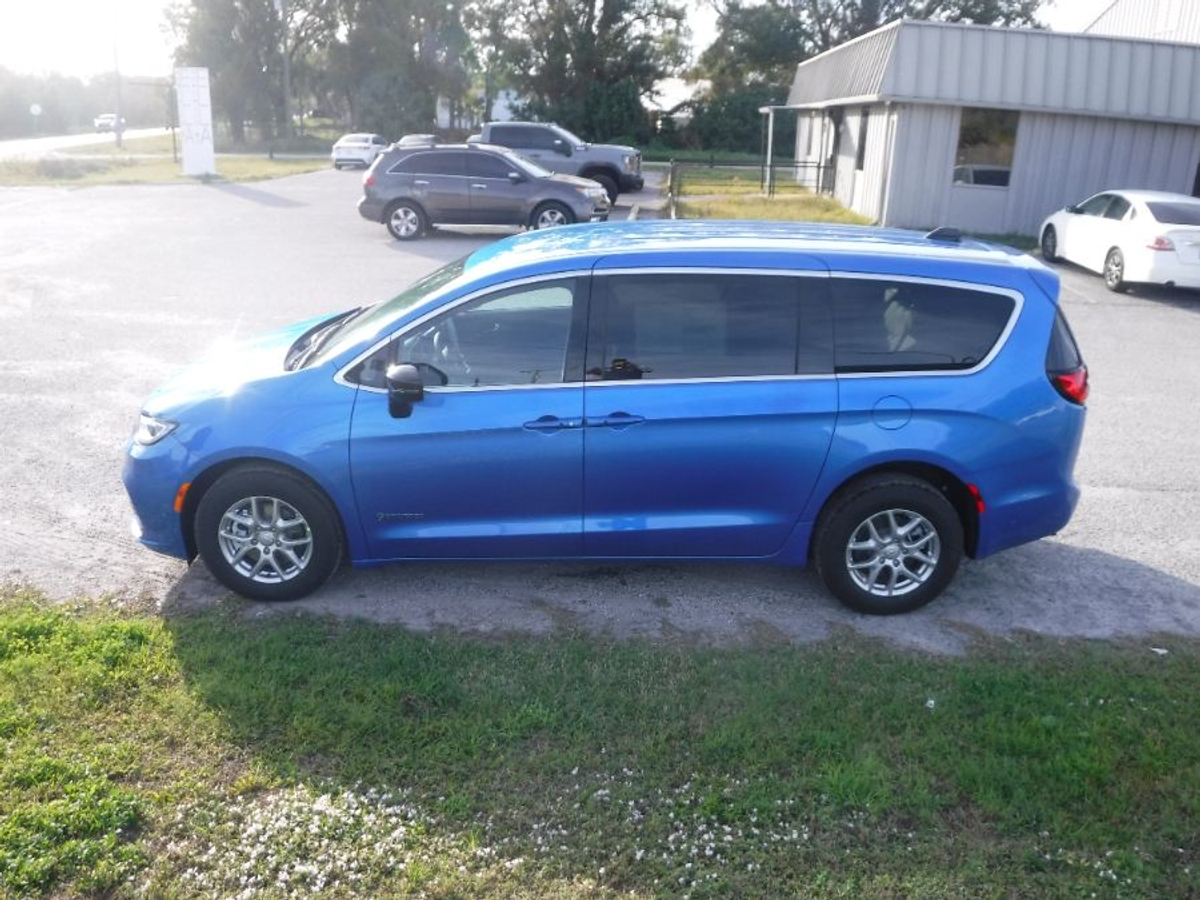 Blue Chrysler Pacifica image number 5