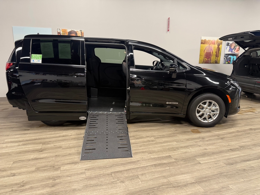 Black Chrysler Pacifica image number 1