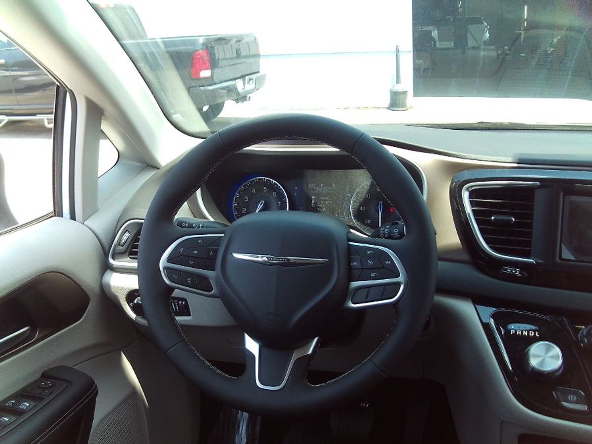 2024 CHRYSLER VOYAGER - Image 11