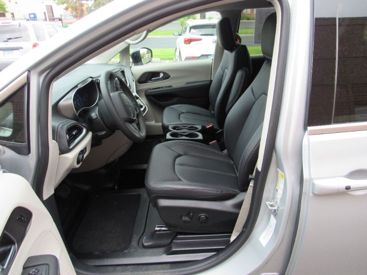 Silver Chrysler Pacifica image number 2
