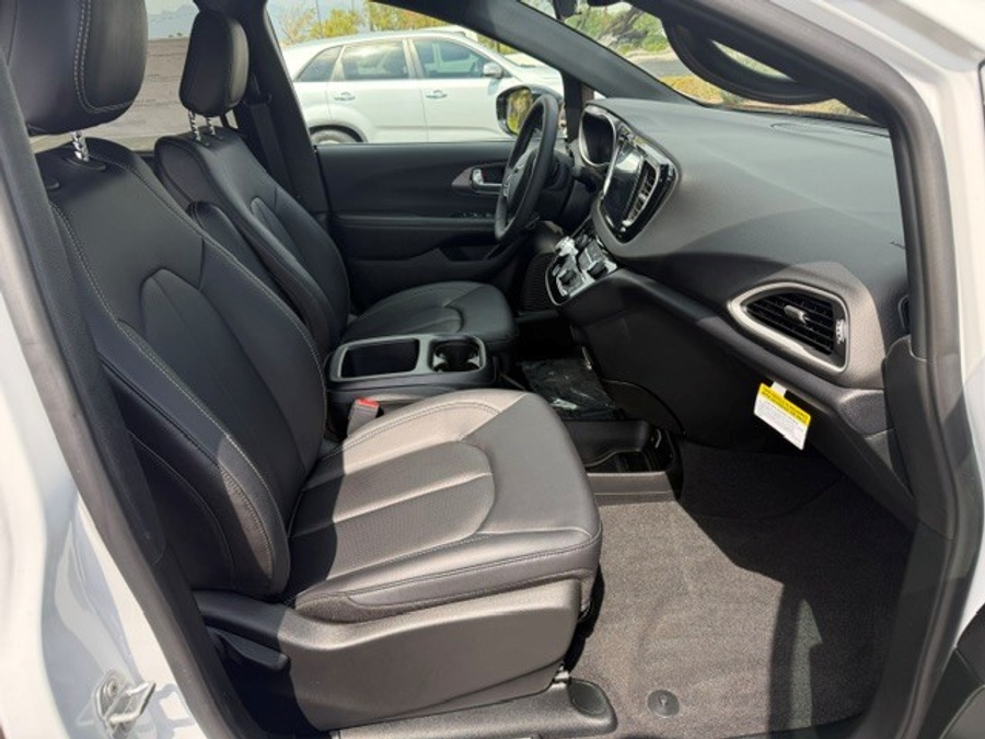 White Chrysler Voyager image number 12