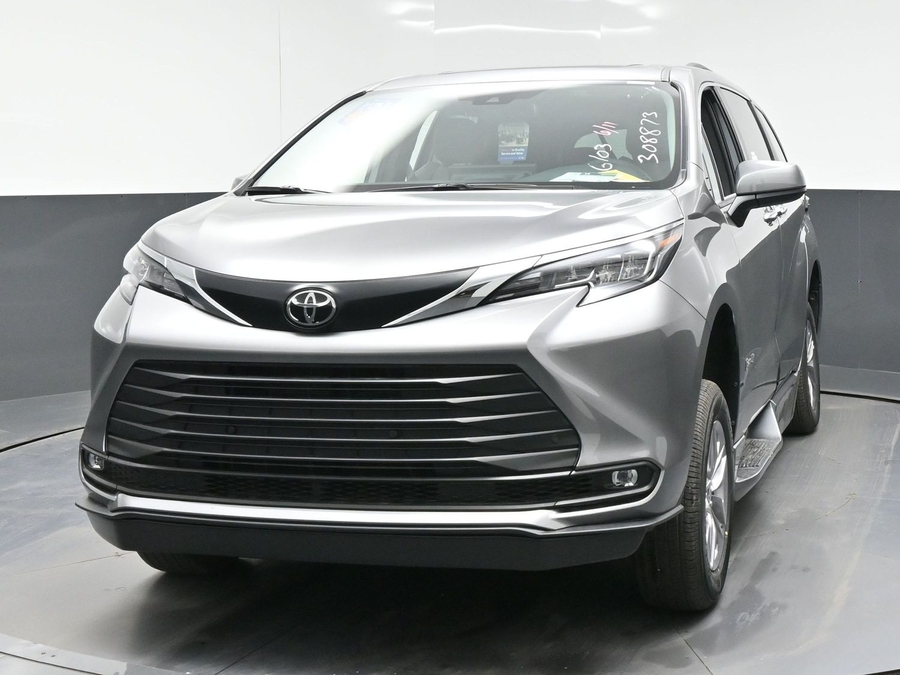 Grey Toyota Sienna image number 1