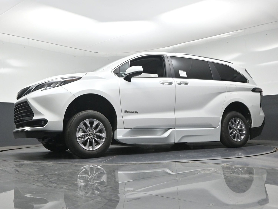 White Toyota Sienna image number 19