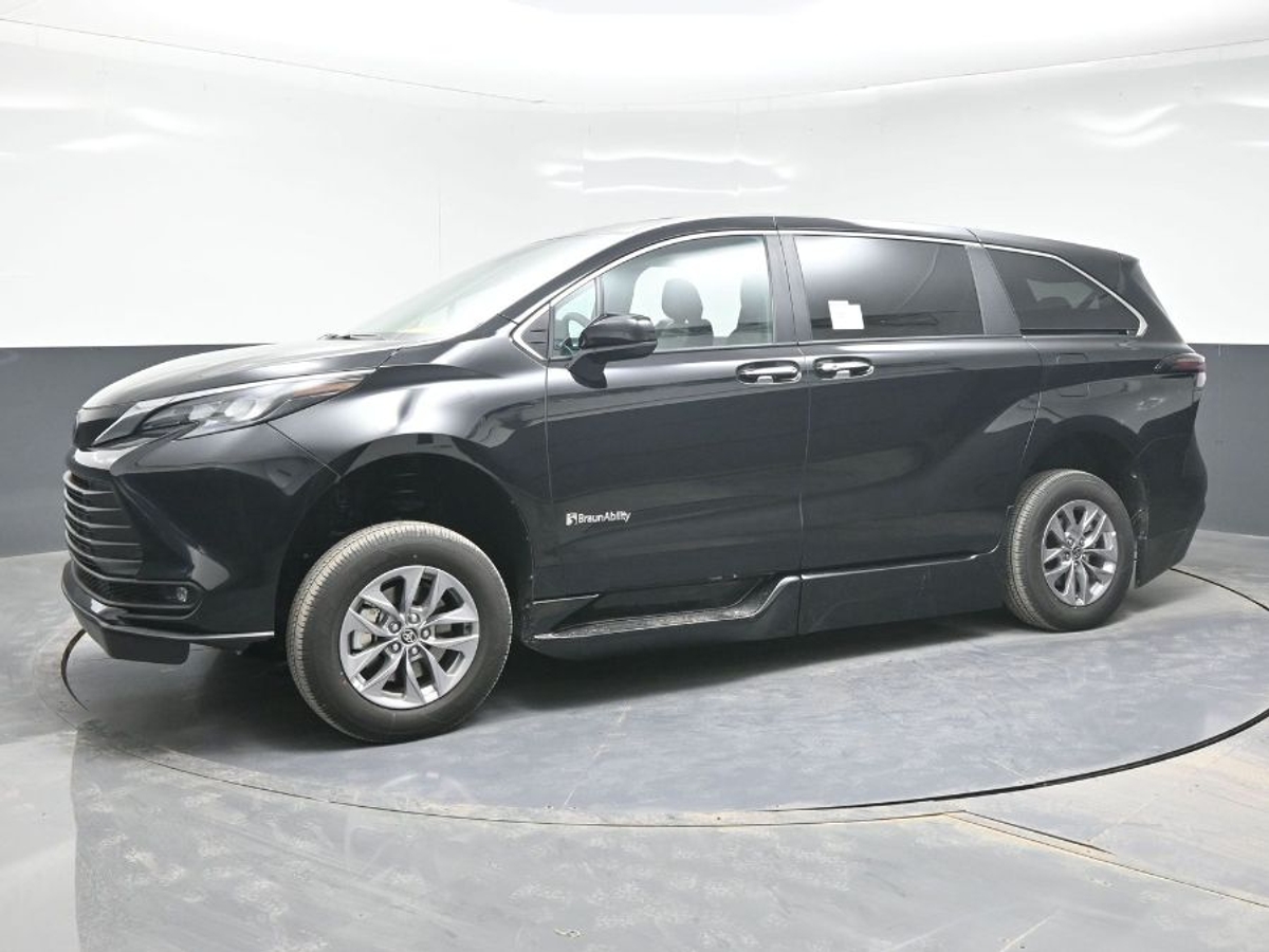 Black Toyota Sienna image number 11