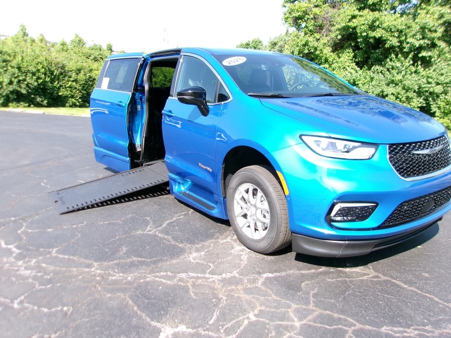 Blue Chrysler Pacifica image number 4