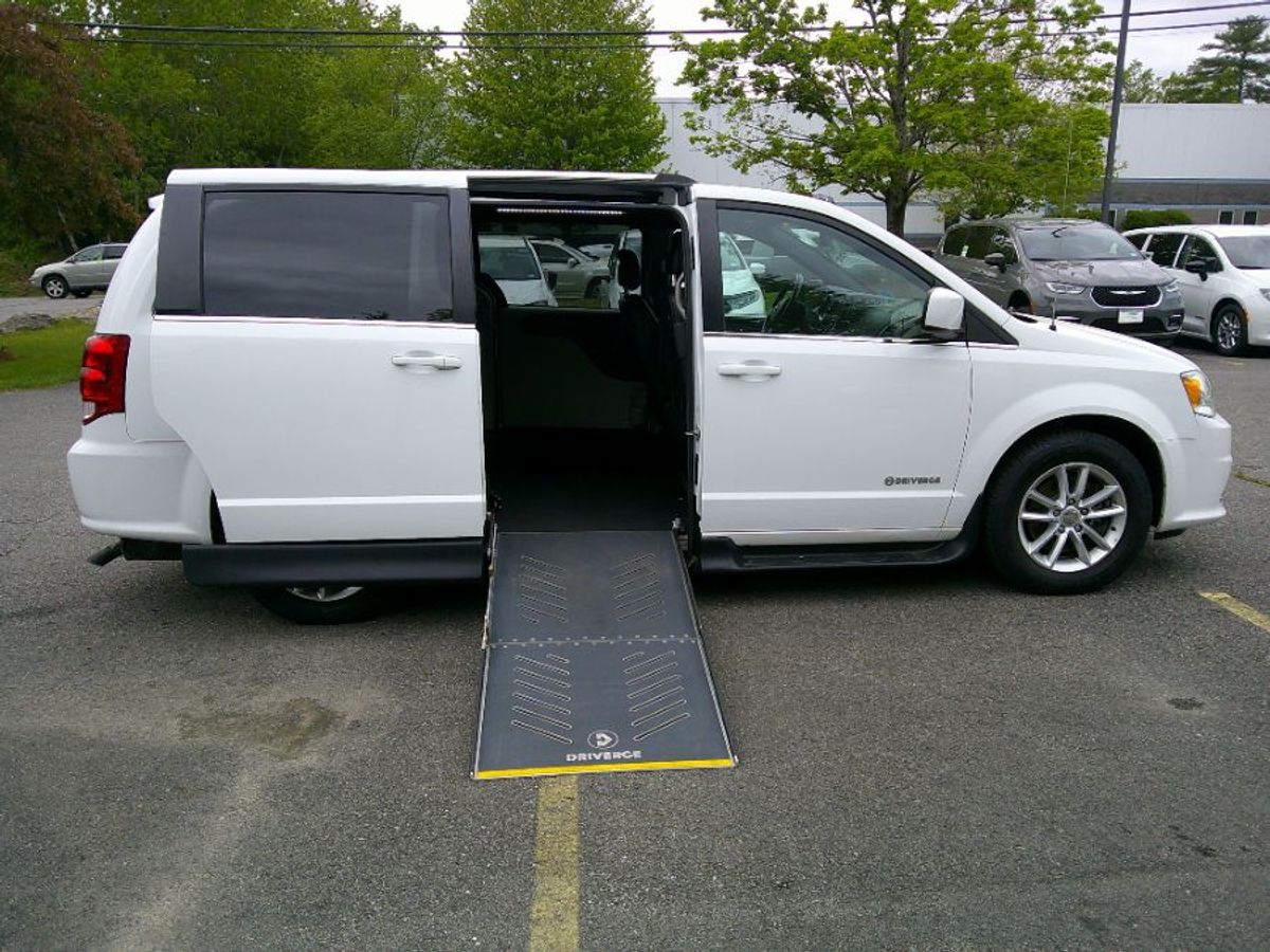 Dodge Grand Caravan blanco con rampa de plegado automático de entrada lateral