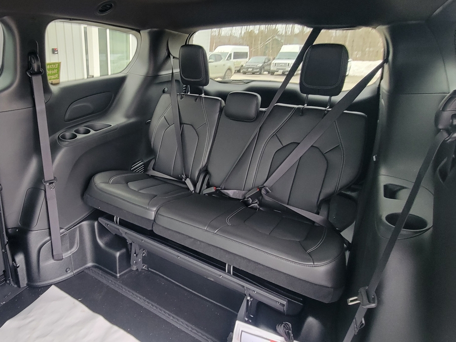 White Chrysler Pacifica image number 11